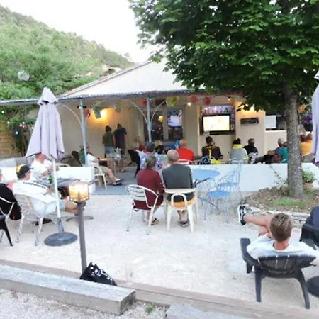 Kemping Mobil-home Avec Terrasse, 4 Personnes - Api-1-52-252 *